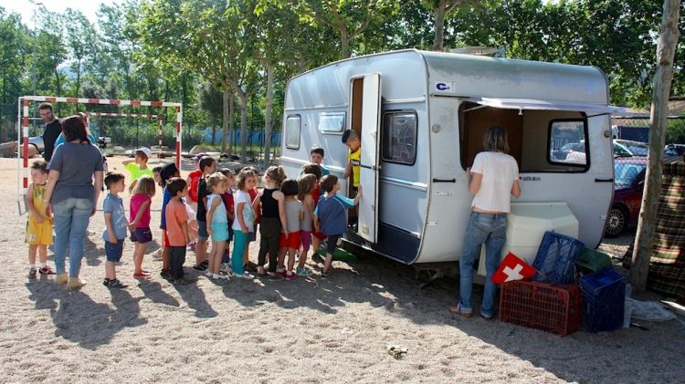 Amb la caravana aparcada al pati de l'escola, avui ha començat el procés per reconvertir-la en la biblioteca © ACN