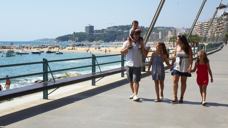 Una família de turistes al passeig Sant Antoni de Calonge