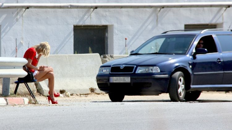 Una prostituta ofereix els seus serveis a la N-II, a Tordera © ACN