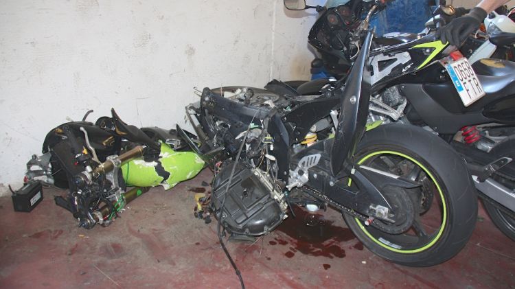 L'estat en que ha quedat la motocicleta accidentada a Begur © ACN