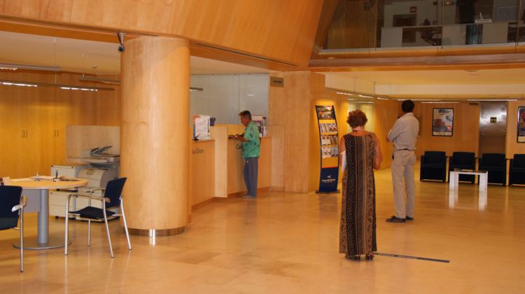 Interior d'una oficina de 'Caixa de Girona' © AG