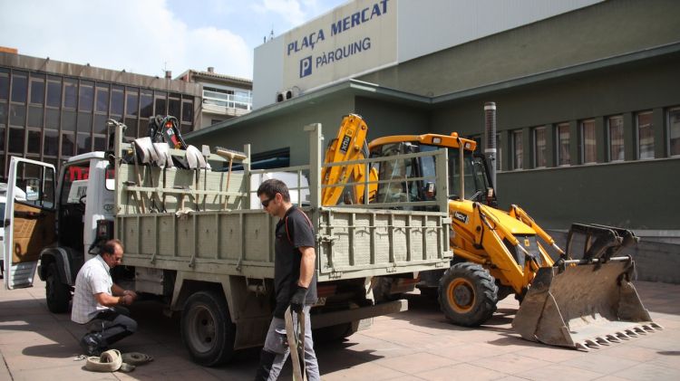 Les primeres màquines treballant a la Plaça Mercat d'Olot quan encara no s'havia enderrocat © ACN