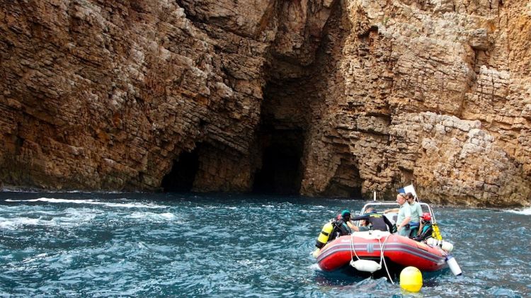 La barca on anaven els submarinistes especialitzats en espeleologia de la Guàrdia Civil © ACN