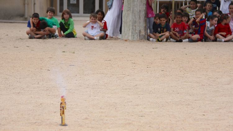 La xerrada ha inclòs una demostració de petards al pati de l'escola © ACN