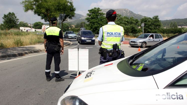 Els Mossos d'Esquadra i la Policia Local de Torroella en un control conjunt (arxiu) © ACN