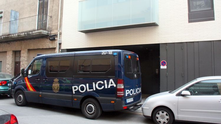 Agents de la policia espanyola custodiant l'edifici del carrer Joan Alsina de Girona © ACN