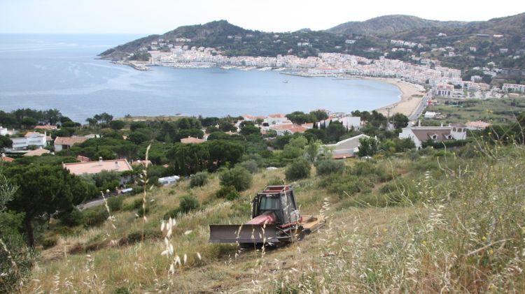 Una màquina treballa a una de les urbanitzacions del Port de la Selva © ACN