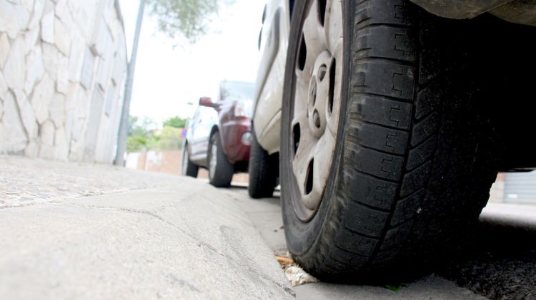Cotxes estacionats prop de l'aparcament de la UdG de Montilivi aquest dijous a la tarda © ACN
