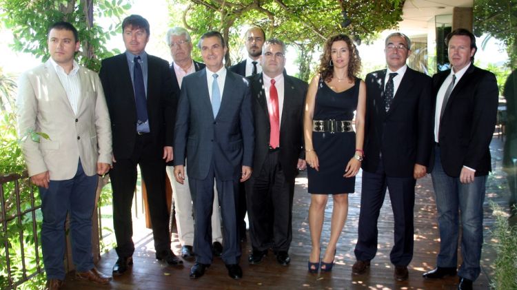 Els representants dels diferents gremis que integren la Mesa Empresarial de Turisme © ACN