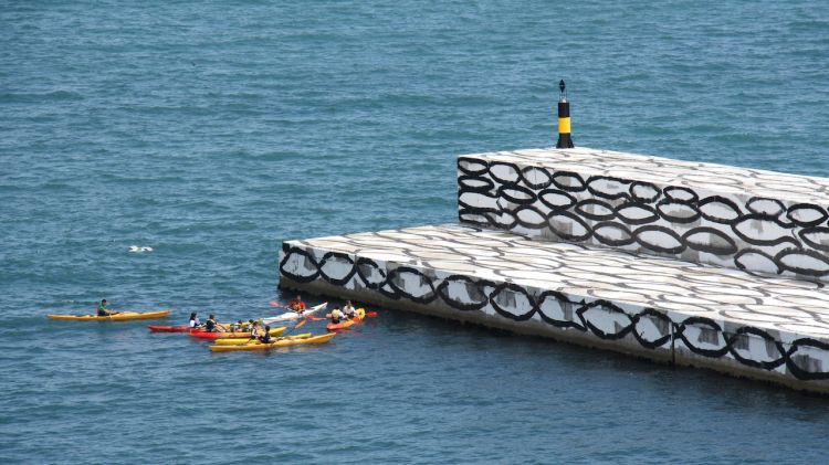 El mural marítim s'ha pintat a sobre del dic que es va construir l'any 2011 © ACN