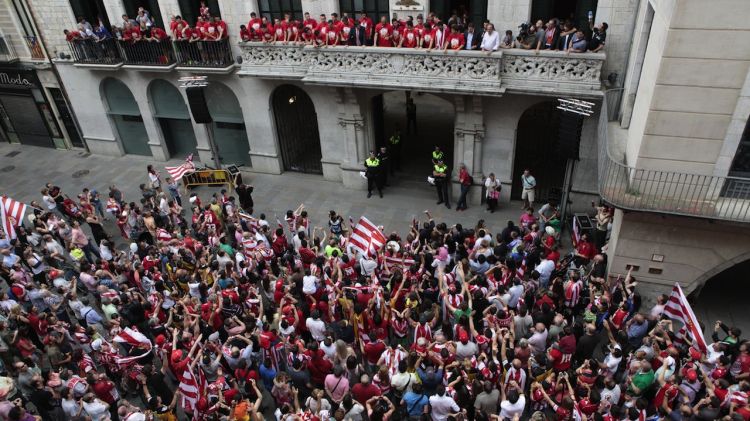 Els jugadors del Girona al balcó de l'Ajuntament davant una afició entregada