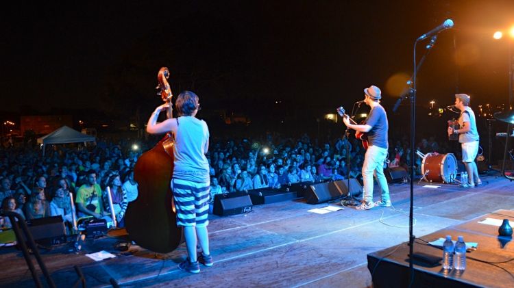 Un instant durant l'actuació d'Els Catarres' al festival Portalblau de l'Escala