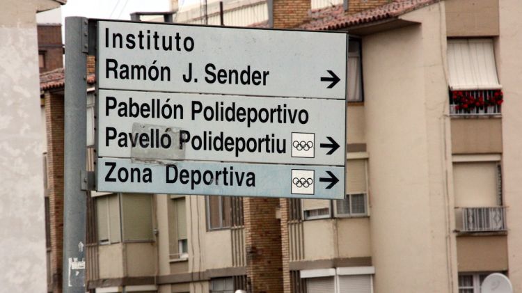 Un cartell indicatiu de la ciutat de Fraga en bilingüe © ACN