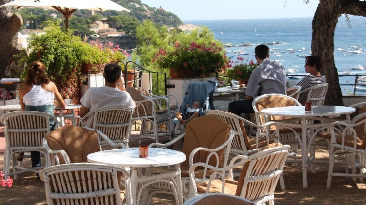 Uns turistes en una terrassa de la Costa Brava l'estiu passat © ACN