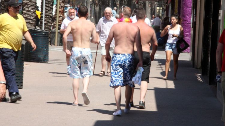 Turistes sense samarreta caminant per l'avinguda Just Marlès de Lloret de Mar © ACN