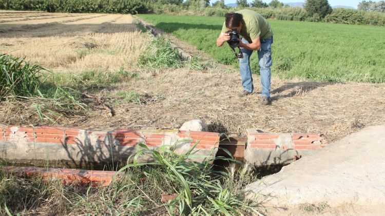 Un fotògraf pren imatges del punt on es va localitzar el cos de la dona morta © ACN