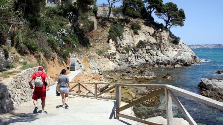 Turistes al camí de ronda de Plata d'Aro (arxiu) © ACN