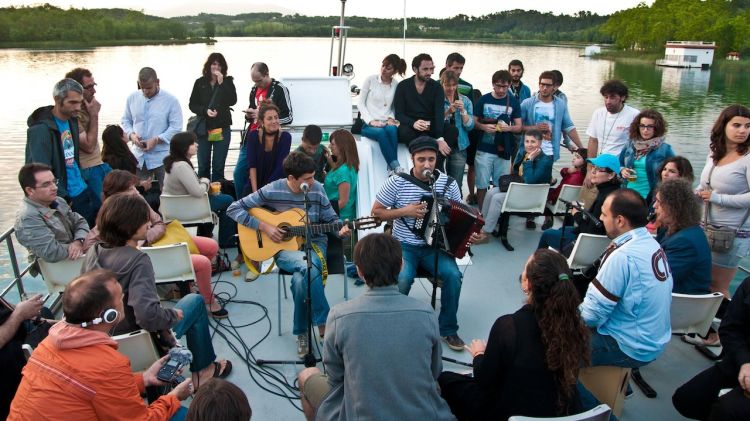 El concert que La Troba Kung-Fú va fer dalt de la barca La Tirona mentre passejaven per l'estany © ACN