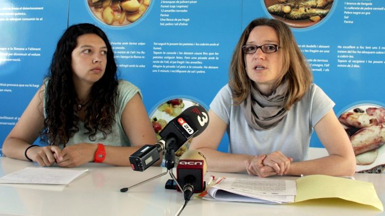 Selena Gismeros i Barbara Smith avui al Centre d'Interpretació del Peix de l'Escala © ACN