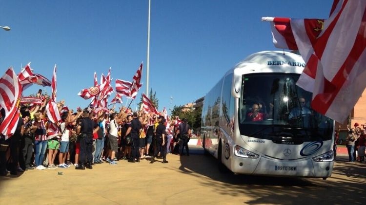 L'autocar amb els jugadors arribant a l'estadi de l'Almleria © Girona FC