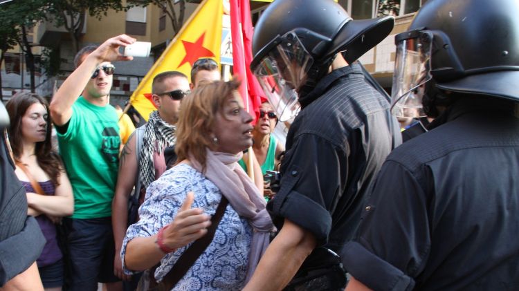 Un dels moments viscuts durant la concentració antimonàrquica a Girona amb el cordó policial © ACN
