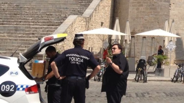 Moment en que la Policia Municipal feia efectiu la clausura de la terrassa al River Cafè