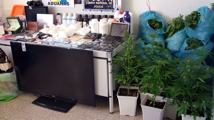 L'operació s'ha saldat amb marihuana i cocaïna, objectes per tallar la droga, diners, objectes de luxe i armes decomissats © ACN