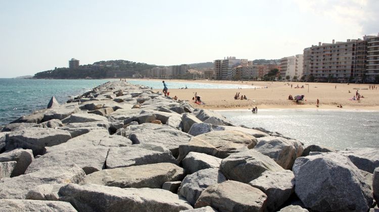 Un dels espigons en forma de T que ha dividit la platja de Sant Antoni de Calonge en platges més reduïdes © ACN