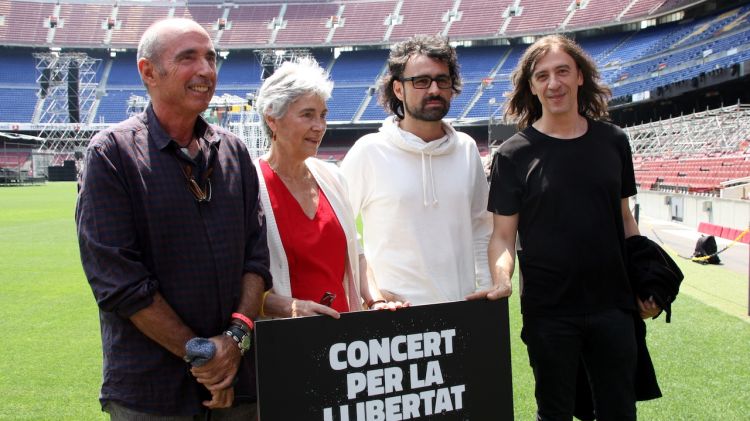 La presidenta d'Òmnium Cultural, Muriel Casals, amb Lluís Llach i Gerard Quintana i Lluís Danés © ACN