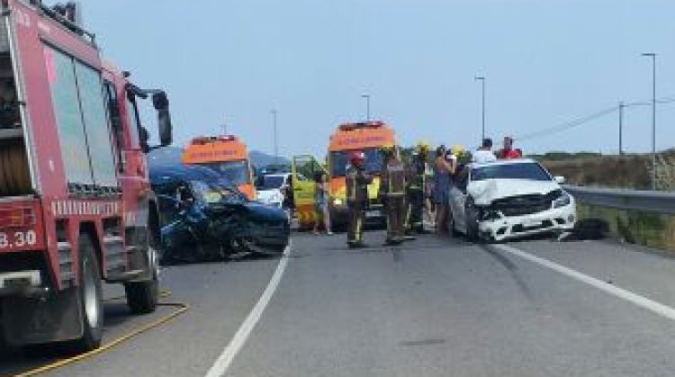 Els vehicles implicats en el xoc al fons de l'imatge amb un camió de Bombers © ACN