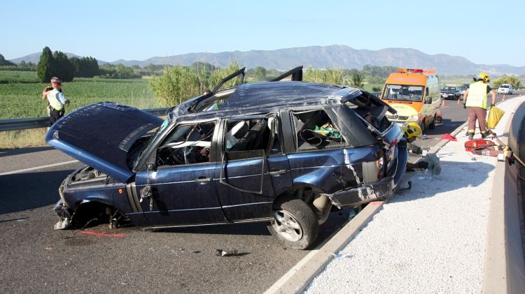 Imatge del cotxe accidentat aquest diumenge a l'autovia C-260 © ACN