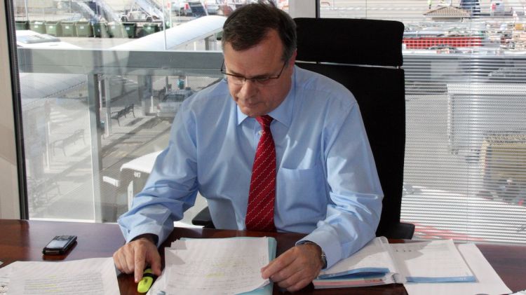 El director de l'aeroport de Girona, Lluís Sala, treballant des des seu despatx a les instal·lacions aeroportuàries © ACN