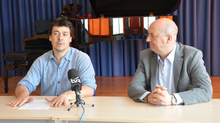 El director de l'Escola, Jordi Pau, i el president del Consell Comarcal del Ripollès, Miquel Rovira © ACN