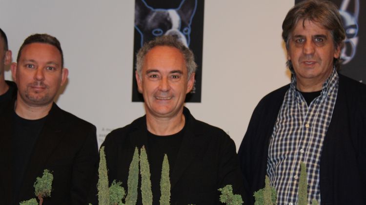 Ferran Adrià juntament amb Juli Soler i Albert Adrià a l'exposició d'ElBulli a Londres © ACN