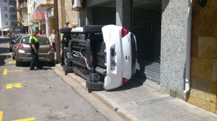 El vehicle ha quedat bolcat damunt la vorera