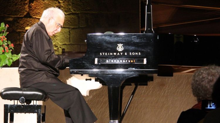 El pianista Josep Ribera actuant a l'església del Monestir de Sant Feliu de Guíxols © ACN