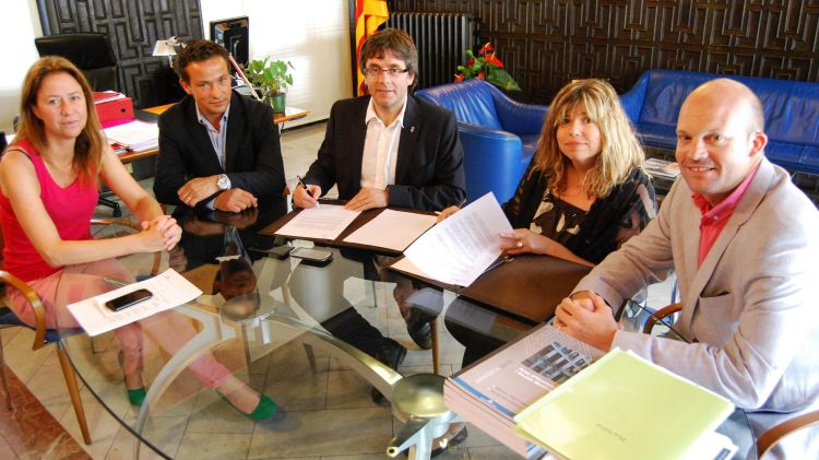 Els membres de l'associació i l'alcalde, Carles Puigdemont, a la signatura del conveni