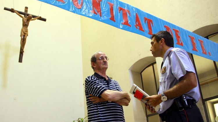 El cap de l'URPAC, el caporal Enric Padró, amb el rector d'una església de Girona, Pere Carreras © ACN