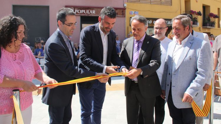 El conseller de Territori i Sostenibilitat, Santi Vila, inaugurant la plaça Major de Vilabertran © ACN