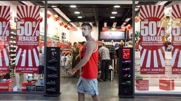 Els botigues del centre comercial Espai Gironès de Salt asseguren que esperaven més afluència de públic © ACN