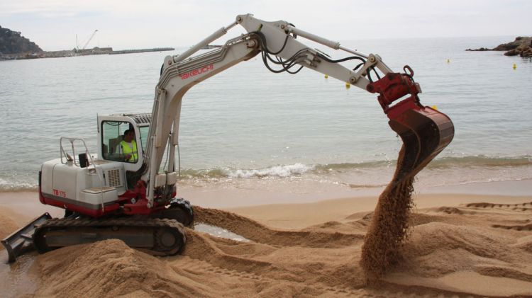 Una excavadora arreglant la platja de Blanes després del temporal (arxiu)