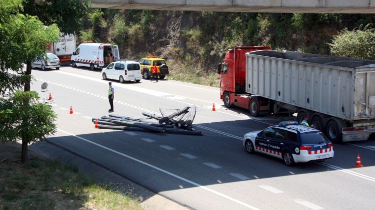 Els vehicles han pogut esquivar les bigues pels vorals © ACN