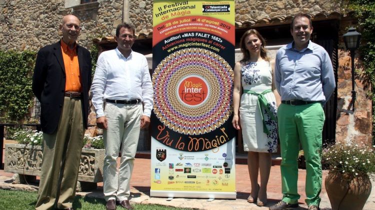 D'esquerra a dreta: l'il·lusionista Xevi, Andrei Maslak, Anastasia Gnezdilova i Albert Ros © ACN