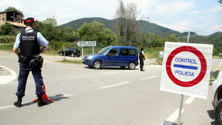 Una parella de Mossos d'Esquadra revisen els vehicles que volen accedir i sortir de Borredà © ACN
