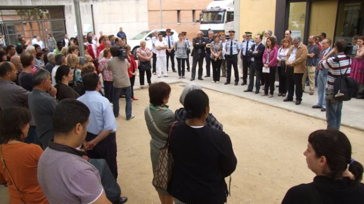 Un centenar de persones s'han concentrat aquest matí davant l'Ajuntament de Salt © AG