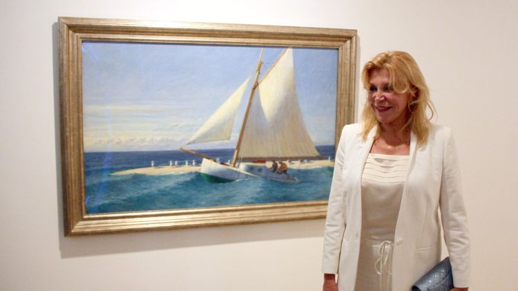 Carmen Cervera amb una de les joies de l'exposició, un Hopper © ACN