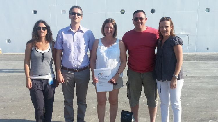 La passatgera número 200.000 que aquest divendres ha arribat al port de Palamós a bord del creuer Thomson Dream © ACN