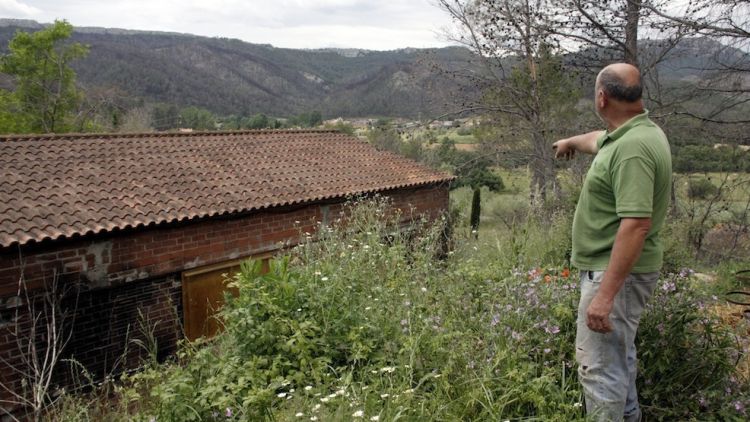 En Jesús mostra els efectes encara visibles del foc a la seva granja de Boadella © ACN