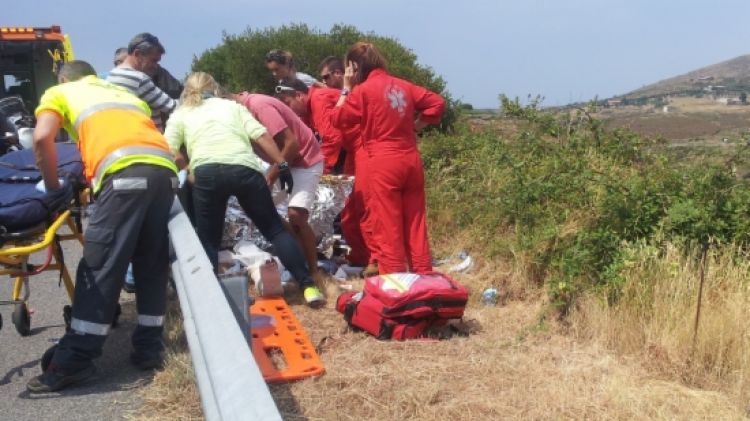 Els serveis d'emergències atenen el motorista ferit, estès a terra © ACN