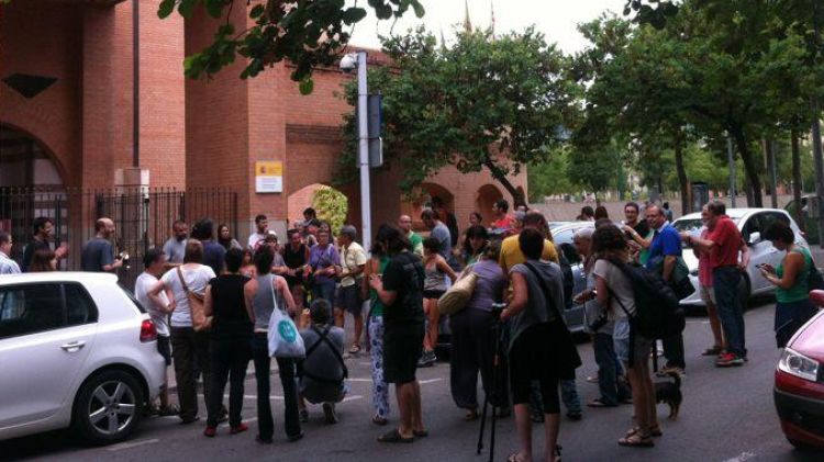El primer grup de persones concentrades davant la subdelegació © CUP Girona